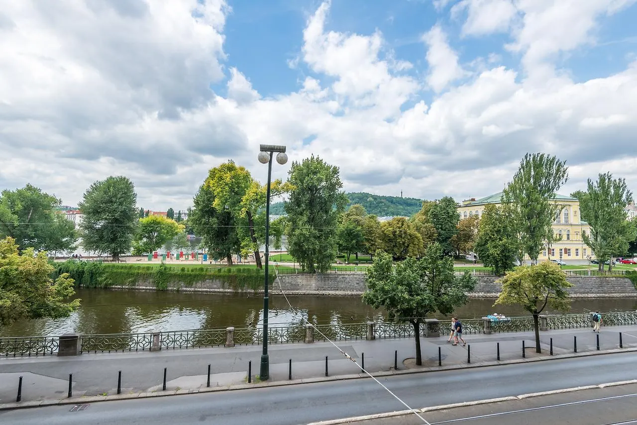 Riverside Apartment With A Balcony Praha
