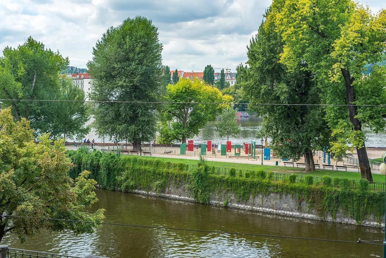 Riverside Apartment With A Balcony Praha
