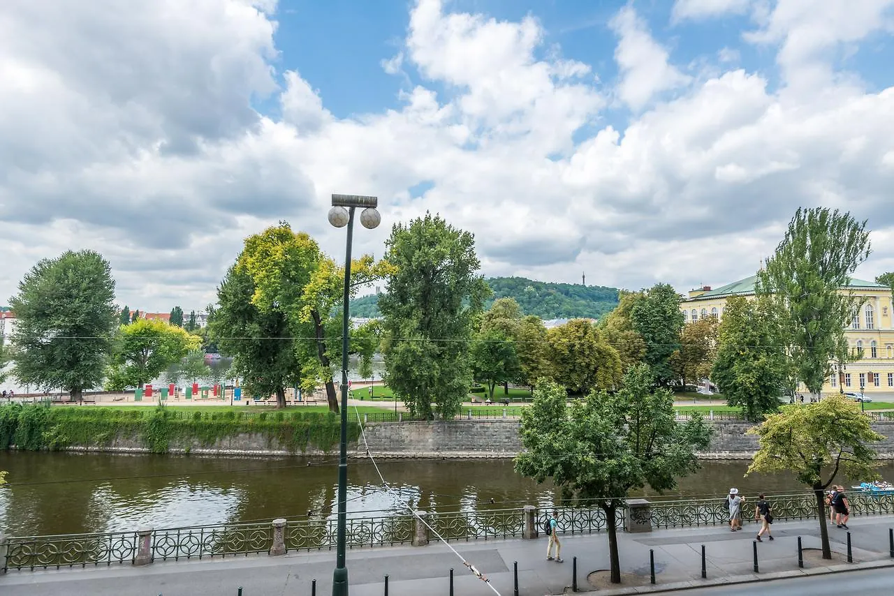 Riverside Apartment With A Balcony Praha