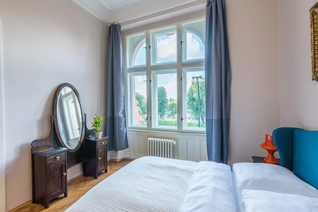 Riverside Apartment With A Balcony Praha