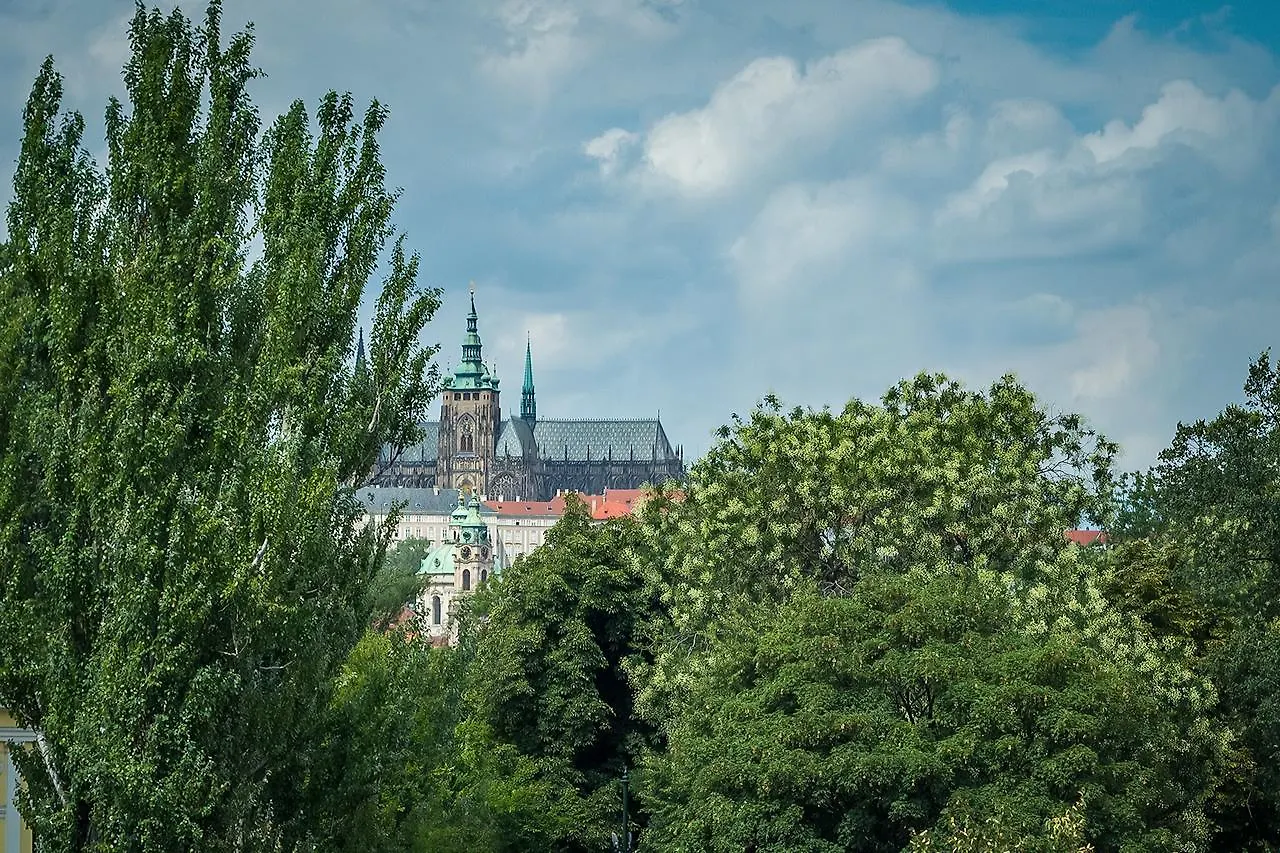 Riverside Apartment With A Balcony Praha