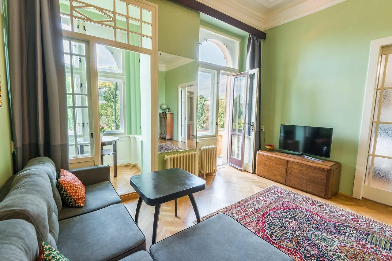 Riverside Apartment With A Balcony Praha
